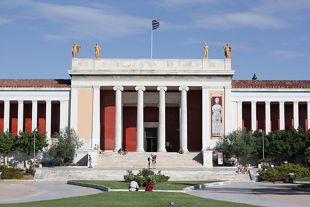 la façade du musée National Archéologique d'Athènes
Auteur Lucrèce de Wikipédia