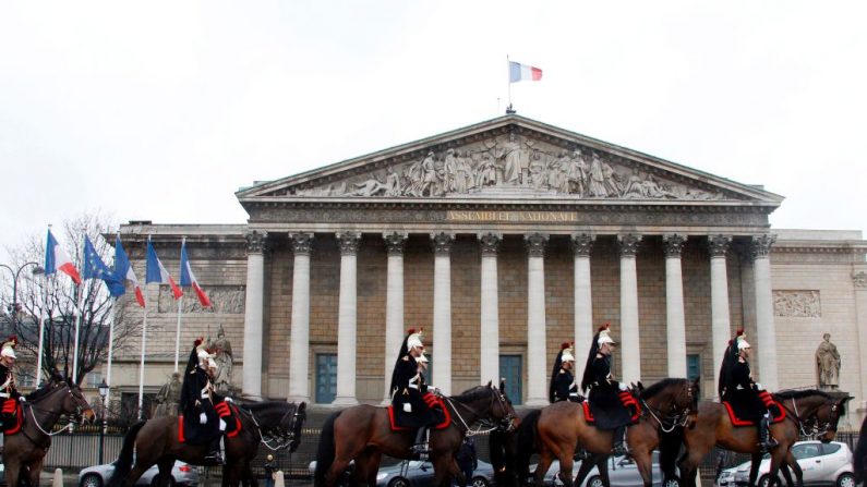 Des membres du régiment de cavalerie de la garde républicaine française passent devant le Palais Bourbon, parlement français, à Paris. Photo LUDOVIC MARIN / AFP / Getty Images.