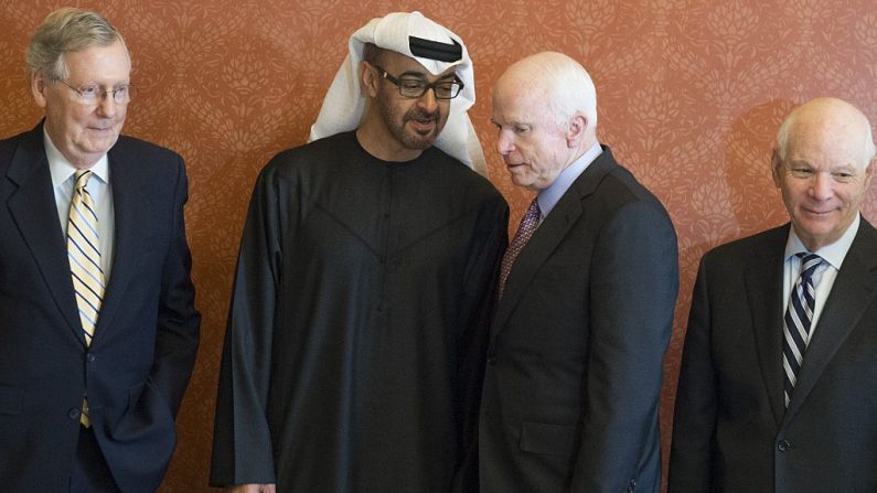      Cheikh Mohammed bin Zayed Al-Nahyan, s'entretient avec le sénateur américain John McCain. Photo  SAUL LOEB/AFP/Getty Images.