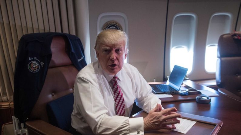 Le président américain Donald Trump dans son bureau à bord d'Air Force One. Photo NICHOLAS KAMM / AFP / Getty Images.