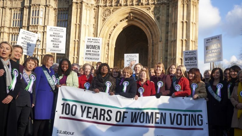 Des femmes parlementaires du parti travailliste d'opposition posent pour une photo devant le Parlement britannique à l'occasion du centenaire du vote des femmes. Photo NIKLAS HALLE'N/AFP/Getty Images.