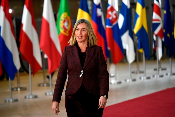 La cheffe de la diplomatie européenne Federica Mogherini a ainsi signé un accord pour une aide de 20 millions d'euros, "destinée à soutenir des projets en faveur des tranches les plus vulnérables de la société". (Photo : JOHN THYS/AFP/Getty Images)