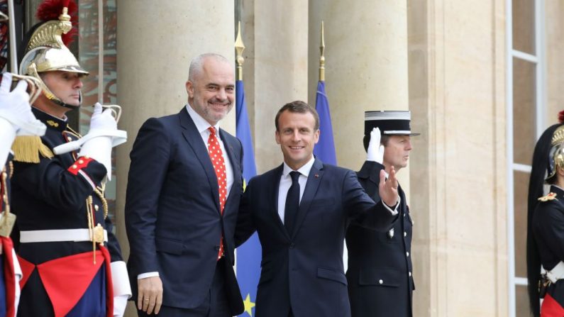 Le président français Emmanuel Macron accueille le Premier ministre albanais Edi Rama à son arrivée au palais présidentiel de l'Elysée à Paris, le 15 mai 2018. Photo: LUDOVIC MARIN / AFP / Getty Images)