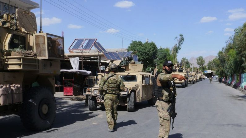 Les forces de sécurité afghanes patrouillent, après avoir repris le contrôle de la ville des militants talibans, à Farah. Photo read HAMEED KHAN/AFP/Getty Images.