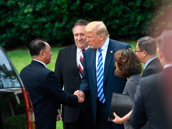 Le président américain Donald Trump serre la main avec le nord-coréen Kim Yong Chol devant la Maison Blanche le 1er juin 2018 à Washington, après une réunion, avec le secrétaire d'Etat américain Mike Pompeo. Photo SAUL LOEB / AFP / Getty Images.