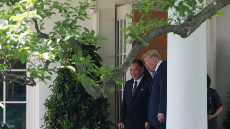 Le président américain Donald Trump et l'émissaire nord-coréen Kim Yong Chol quittent le bureau ovale à la suite d'une réunion à la Maison Blanche le 1er juin 2018 à Washington, DC. Photo SAUL LOEB/AFP/Getty Images.