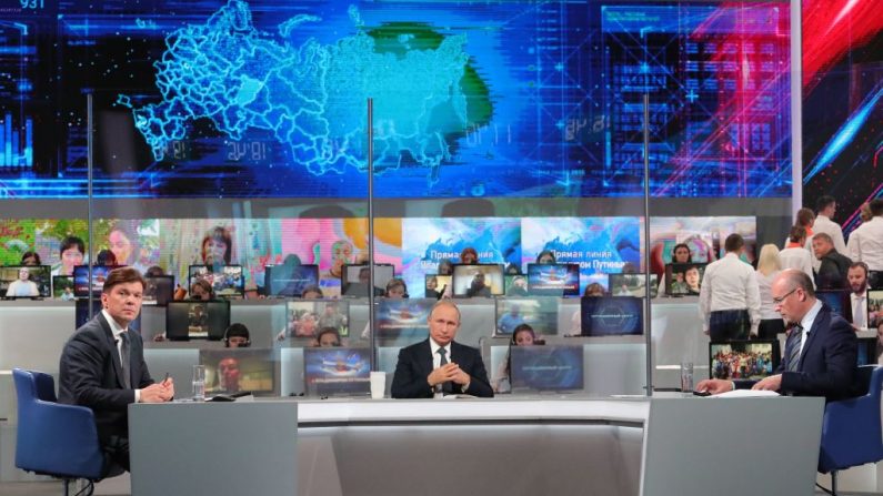 Le président russe Vladimir Poutine tient sa téléconférence télévisée annuelle avec la nation à Moscou le 7 juin 2018. Photo : MIKHAIL KLIMENTYEV / AFP / Getty Images.
