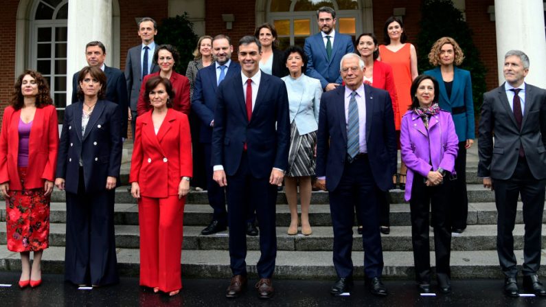 Le Premier ministre socialiste Pedro Sanchez a nommé 11 femmes aux postes les plus importants, y compris la défense et l'économie dans un cabinet avec six ministres masculins. Photo  JAVIER SORIANO/AFP/Getty Images.