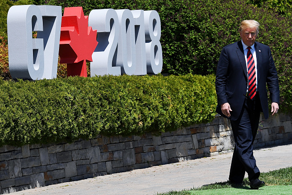 Donald Trump a retiré son soutien au communiqué final du sommet de G7  à La Malbaie. Il a réagi à des déclarations du Premier ministre canadien Justin Trudeau  qui a répété que les nouvelles taxes douanières américaines sur l'acier et l'aluminium frappant la Canada étaient "insultantes", au regard de l'histoire entre les deux pays.  (Photo :  Leon Neal/Getty Images)