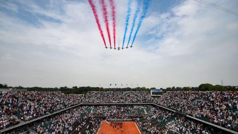L'avion français Alpha Jet de la Patrouille de France survole la Cour Philippe Chatrier pour le 100e anniversaire de la disparition de Roland Garros, avant le dernier match des simples messieurs entre l'Espagnol Rafael Nadal et l'Autrichien Dominic Thiem. Photo OLIVIER MORIN/AFP/Getty Images.