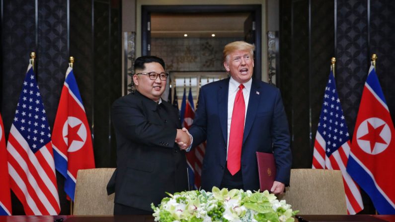 Le président américain Trump rencontre le dirigeant nord-coréen Kim Jong-un lors d'un sommet historique à Singapour. Photo Kevin Lim/Times/Handout/Getty Images)