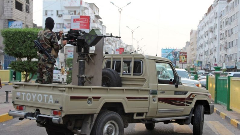Les combattants loyalistes yéménites, soutenus par l'Arabie saoudite et les Emirats arabes unis, patrouillent les rues du centre d'Aden le 11 juin 2018. Photo de SALEH AL-OBEIDI / AFP / Getty Images;