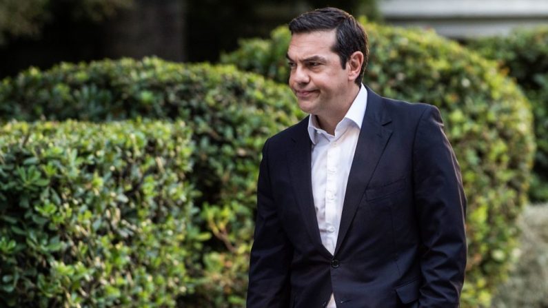 Le Premier ministre grec Alexis Tsipras quitte le palais présidentiel après sa rencontre avec le président grec de Macédoine à Athènes le 12 juin 2018. Photo ANGELOS TZORTZINIS / AFP / Getty Images.