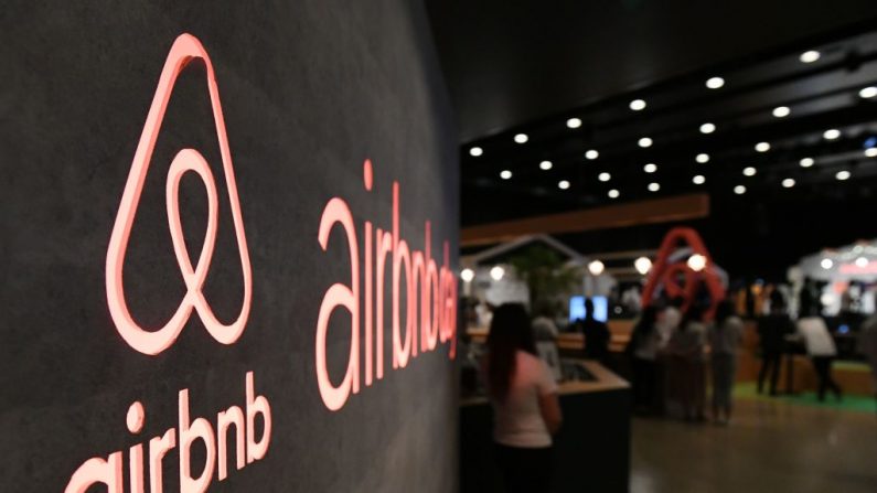     Le logo du site de location américain Airbnb est affiché lors de la conférence de presse de l'entreprise à Tokyo le 14 juin 2018.   Photo TOSHIFUMI KITAMURA/AFP/Getty Images.