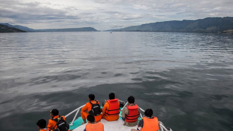 Les membres de l'équipe de secours recherchent des passagers disparus sur le lac de Toba dans la province de Sumatra du Nord le 20 juin 2018, après le chavirement d'un ferry le 18 juin. Photo IVAN DAMANIK / AFP / Getty Images;