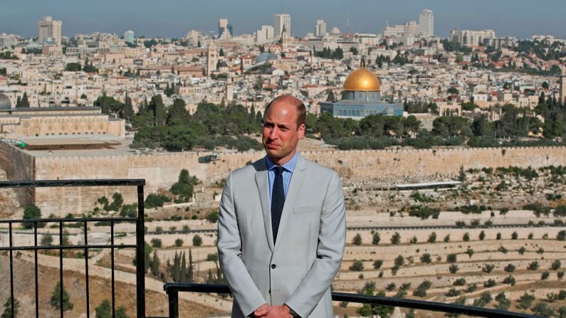 Le Prince William se tient dans le Mont des Oliviers à Jérusalem, surplombant la vieille ville avec le dôme doré de la mosquée le 28 juin 2018. Le duc de Cambridge est le premier membre de la famille royale à effectuer une visite officielle à l’Etat juif et aux territoires palestiniens. Photo THOMAS COEX / AFP / Getty Images.