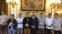 4000 euros trouvés dans le RER : les 8 adolescents sont reçus au Sénat et reçoivent une médaille