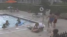 Un adolescent remarque un garçon couché et immobile au fond de la piscine – il plonge immédiatement pour le sortir de la piscine