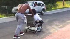 Une femme en fauteuil roulant était en panne et avait besoin d’aide, jusqu’à ce qu’un étranger arrive et la pousse jusqu’à la maison