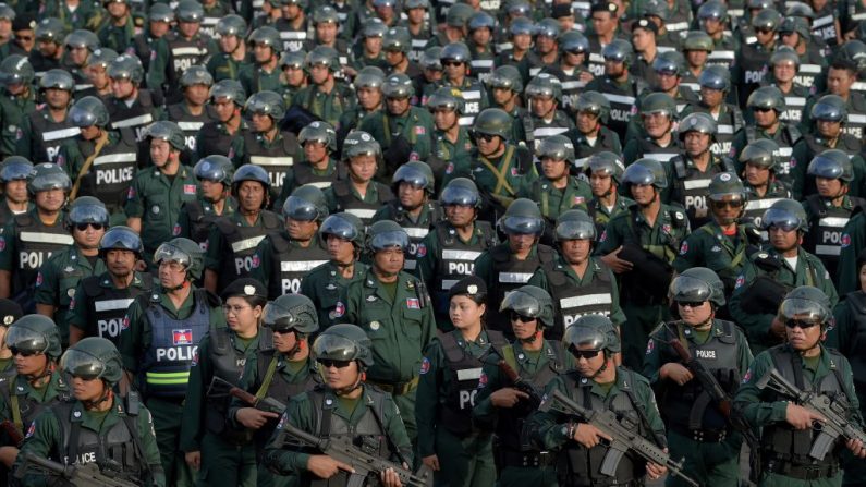 La police cambodgienne a reçu l'ordre d'être prêt à sévir contre le reste de l'opposition qui provoquerait un « chaos politique » lors de cette élection nationale. Le règne du premier ministre Hun Sen doit se prolonger. Photo TANG CHHIN SOTHY / AFP / Getty Images.