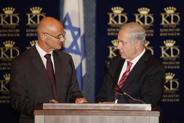 Le Premier ministre israélien Benjamin Netanyahu écoute l'ambassadeur de l'UE en Israël, Andrew Standley. Photo GALI TIBBON/AFP/Getty Images.