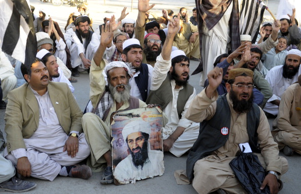 Les partisans du parti radical pro-taliban Jamiat Ulema-e-Islam portent un portrait du dirigeant d'Al-Qaïda assassiné, Oussama Ben Laden, lors d'un rassemblement à Quetta le 2 mai 2013. Photo BANARAS KHAN / AFP / Getty Images.