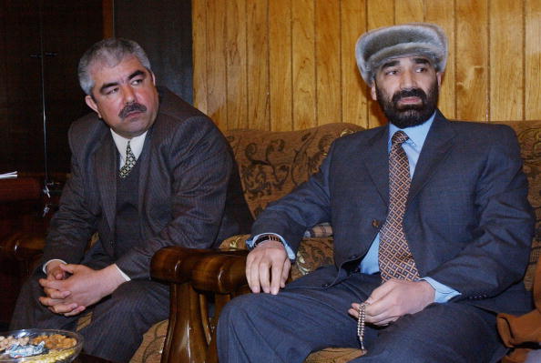Les chefs des factions du nord de l'Afghanistan, le général Abdul Rashid Dostum (à gauche) et Atta Mohammed assis côte à côte lors d'une réunion au ministère des Affaires étrangères. Photo par Suzanne Plunkett-Pool / Getty Images.