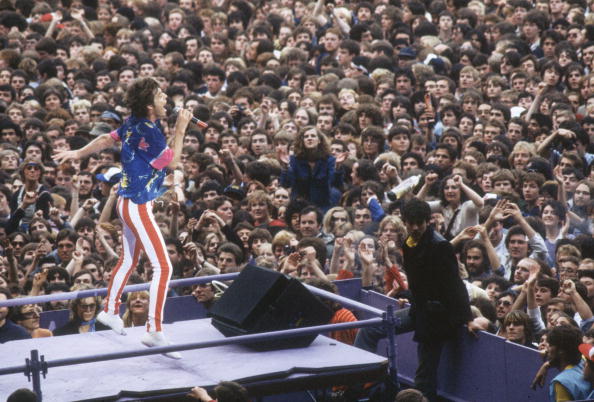 Mick Jagger, chanteur des Rolling Stones chantant au Wembley Stadium. Photo par Hulton Archive / Getty Images.