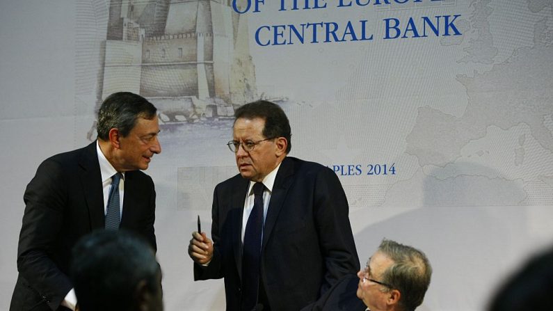 Mario Draghi, président de la Banque centrale européenne et Ignazio Visco, gouverneur de la Banque d'Italie et Victor Constancio, vice-président de la Banque centrale européenne assistent à une conférence de presse. Photo CARLO HERMANN / AFP / Getty Images.