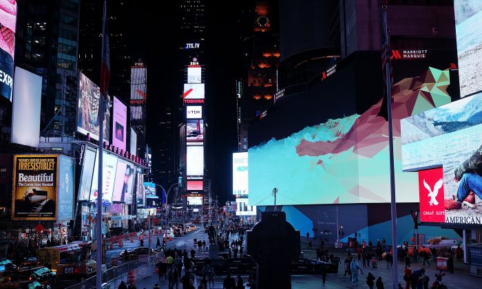 Les annonces sont vues sur Times Square dans un fichier photo. Divers groupes, y compris les entreprises et les gouvernements, se disputent l'influence sur la perception et la psychologie. (Spencer Plate/Getty Images)