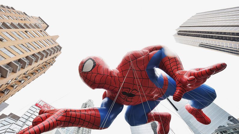 Le défilé du jour de Thanksgiving annuel  réjouit les spectateurs à New York.
Le ballon Spiderman passe lors de la 88e édition du défilé du Thanksgiving  le 27 novembre 2014 à New York. Plus de 8 000 personnes ont participé au défilé . Photo Michael Loccisano / Getty Images.