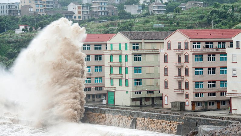 Exemple de grosses vagues du typhon précédent, les autorités ont averti la population du risque de pluies torrentielles, de glissements de terrain, de vents très violents et de grosses vagues. Photo STR / AFP / Getty Images.