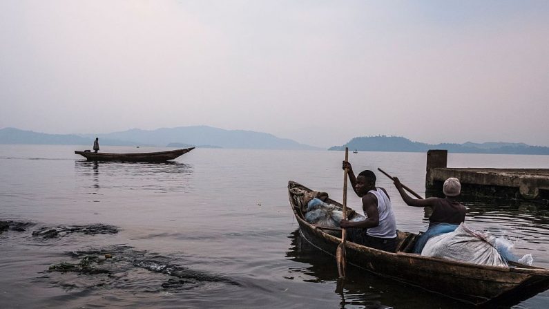 Des pêcheurs congolais travaillent sur le lac Kivu à Goma. Photo EDUARDO SOTERAS / AFP / Getty Images.