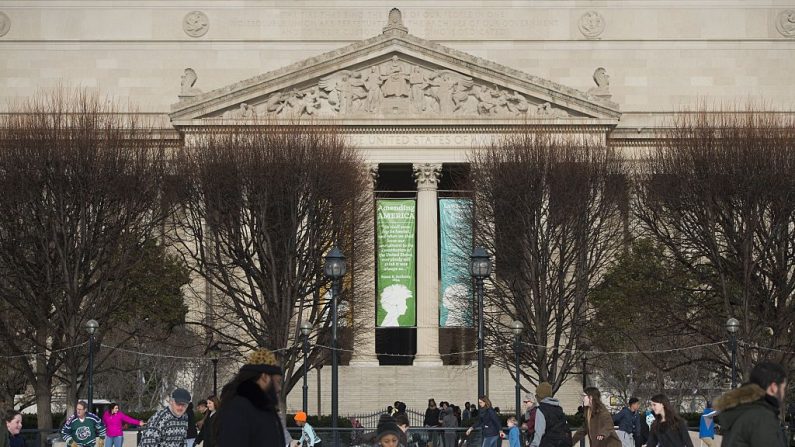 Les Archives nationales sont situées à l'arrière de la photo, à Washington, DC. Photo SAUL LOEB / AFP / Getty Images.