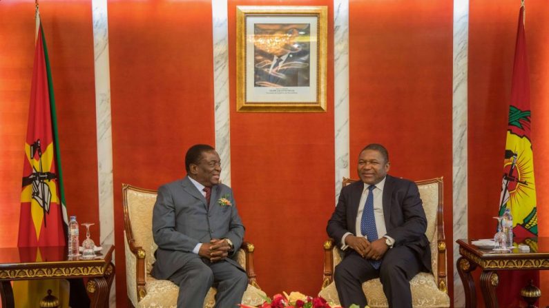    Le président du mozambicain Filipe Nyusi a reçu le président zimbabwéen Emmerson Mnangagwa, lors d’une visite d’état. Photo MAURO VOMBE / AFP / Getty Images. Photo MAURO VOMBE/AFP/Getty Images;