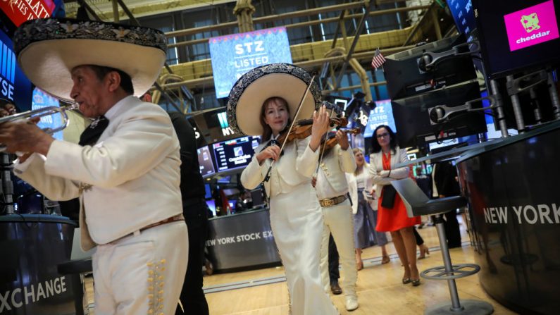 Un groupe de mariachis, célèbre Cinco de Mayo, après la clôture de la Bourse de New York le 4 mai 2018 à New York. Le chômage aux États-Unis était tombé à un creux quasi historique de 3,9%, l'embauche est demeurée forte en avril . Photo Drew Angerer/Getty Images.