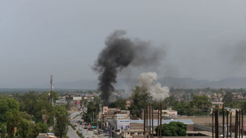 Le 28 juillet 2018 une prise d’otage en centre-ville de Jalalabad, dans une école de sages, d'où s'élevait une fumée noire. Photo NOORULLAH SHIRZADA / AFP / Getty Images.