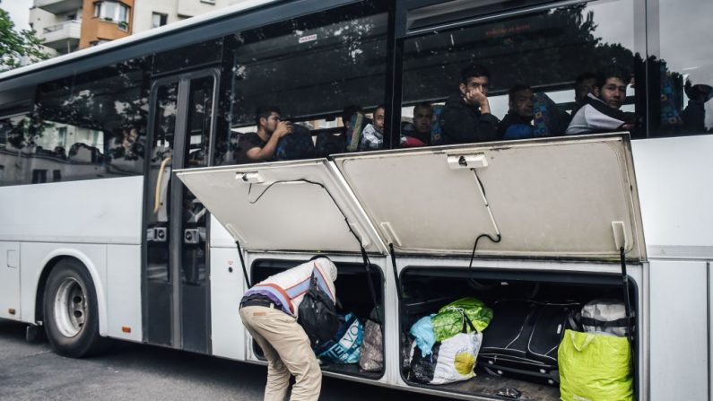  Des migrants embarquent dans un bus lors de l'évacuation par la police française d'un camp de fortune le long du Canal de Saint-Martin à Quai de Valmy à Paris, le 4 juin 2018.  Photo LUCAS BARIOULET/AFP/Getty Images.