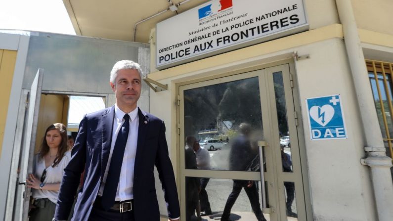 Laurent Wauquiez, président du parti de droite Les Républicains, visite le siège de la police française de Saint-Ludovic, à Menton, à la frontière franco-italienne, le 29 juin 2018. Photo VALERY HACHE / AFP / Getty Images.