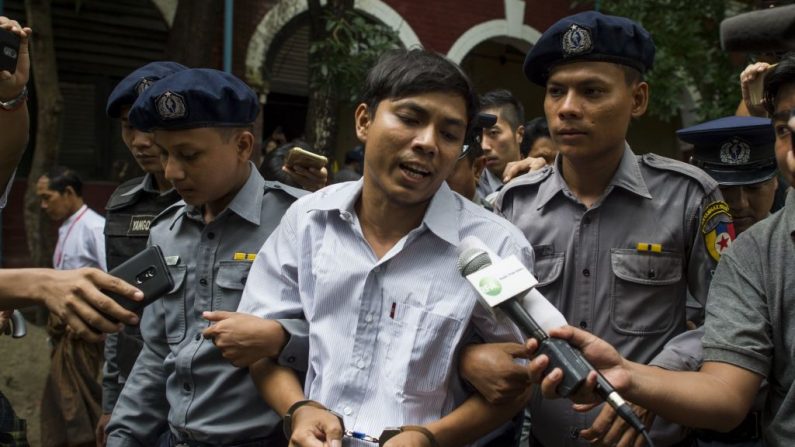 Deux journalistes de Reuters ont comparu devant un tribunal du Myanmar le 2 juillet, et plus de six mois en détention pour avoir enfreint une loi sur le secret lors d'une enquête sur des atrocités commises contre des musulmans Rohingya. Photo YE AUNG THU / AFP / Getty Images.