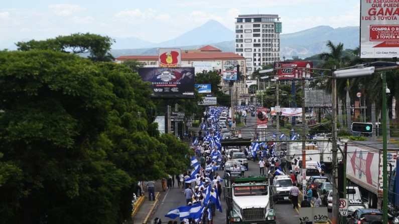Des milliers de Nicaraguayens se sont levés mercredi pour former une « chaîne humaine » sur la route reliant Managua et Masaya en exigeant la démission d'Ortega et la fin des violences qui ont fait plus de 220 morts en 75 jours de manifestations. Photo MARVIN RECINOS / AFP / Getty Images.