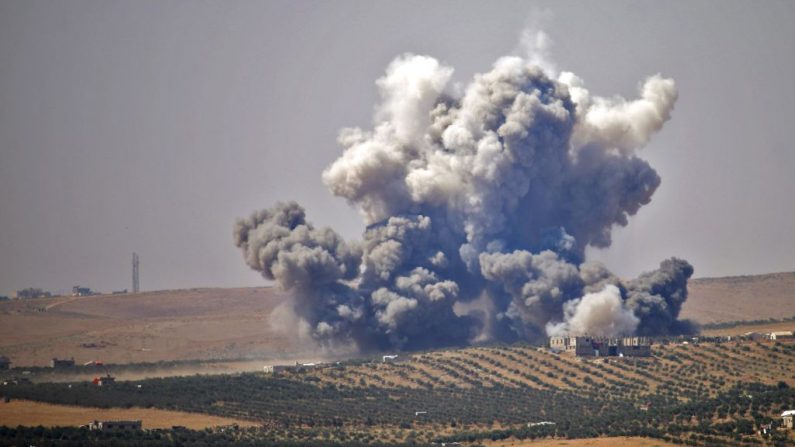 La fumée s'élève au-dessus des zones tenues par les rebelles de la ville de Daraa, lors des frappes aériennes des forces du régime syrien le 5 juillet 2018.  Photo MOHAMAD ABAZEED/AFP/Getty Images.