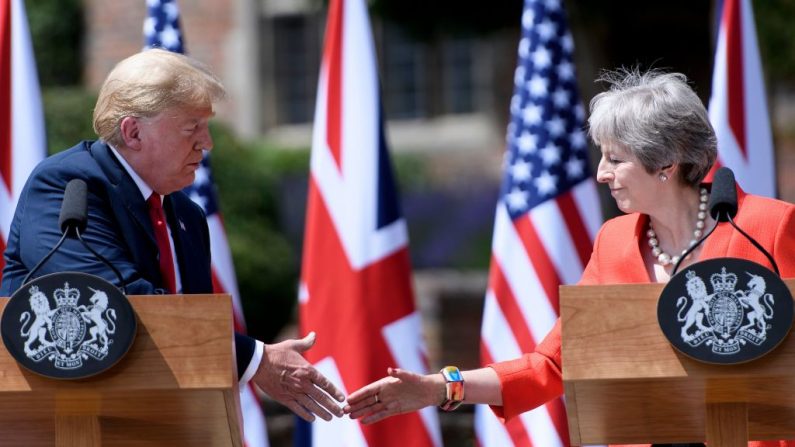 La Grande-Bretagne et les Etats-Unis ont convenu de poursuivre "un accord de libre-échange ambitieux entre le Royaume-Uni et les Etats-Unis" après le Brexit, a annoncé vendredi le Premier ministre Theresa May après des pourparlers avec le président américain Donald Trump. Photo BRENDAN SMIALOWSKI / AFP / Getty Images.