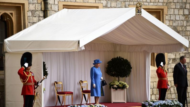La reine Elizabeth II attend l'arrivée du président américain Donald Trump et de la première dame des Etats Unis Melania Trump au château de Windsor, à l'ouest de Londres, le 13 juillet 2018, le deuxième jour de la visite de Trump au Royaume-Uni. Photo BRENDAN SMIALOWSKI / AFP / Getty Images.