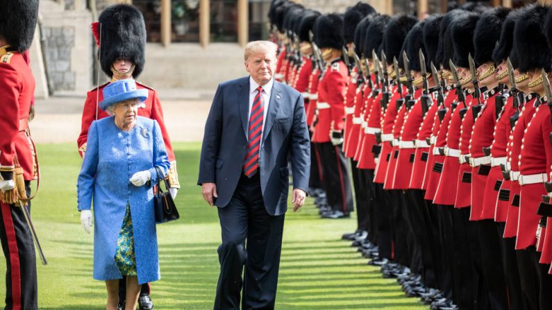 Le président américain Donald Trump et la reine Elizabeth II britannique inspectent une garde d'honneur, formée des gardes Coldstream au château de Windsor le 13 juillet 2018, en Angleterre. Sa Majesté a accueilli le président et Mme Trump à l'estrade dans le quadrilatère du château. Photo par Richard Pohle - WPA Pool / Getty Images.