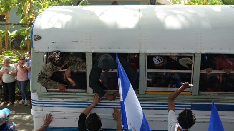 Des étudiants de l'Université nationale autonome du Nicaragua (UNAN), se sont cachés pendant une nuit dans une église lors d'une attaque des forces gouvernementales, ils arrivent à la cathédrale lorsque des parents entourent leur bus, à Managua, le 14 juillet 2018. Photo MARVIN RECINOS / AFP / Getty Images.