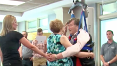 Un homme atteint d’une maladie rare qui l’a laissé complètement paralysé surprend son épouse avec une danse pour son 50e anniversaire