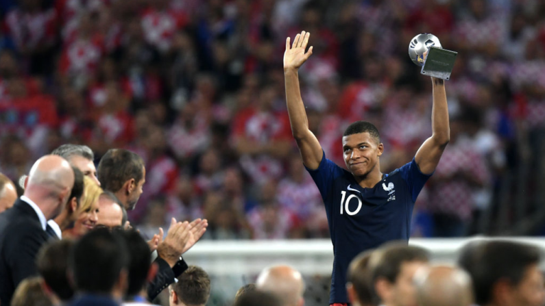 Kylian Mbappe  lève son trophée du prix du Meilleur Jeune Joueur lors de la célébration la finale de la Coupe du Monde de la FIFA 2018 entre la France et la Croatie au stade Luzhniki le 15 juillet 2018 à Moscou, Russie. (Dan Mullan/Getty Images)
