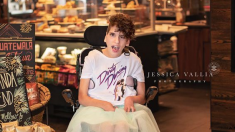 Alors que la pluie allait ruiner la journée, Starbucks sauve la séance photo d’une jeune fille atteinte de paralysie cérébrale