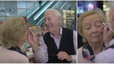 Une femme âgée devient quasiment aveugle – son mari apprend à la maquiller pour qu’elle se sente toujours pomponnée